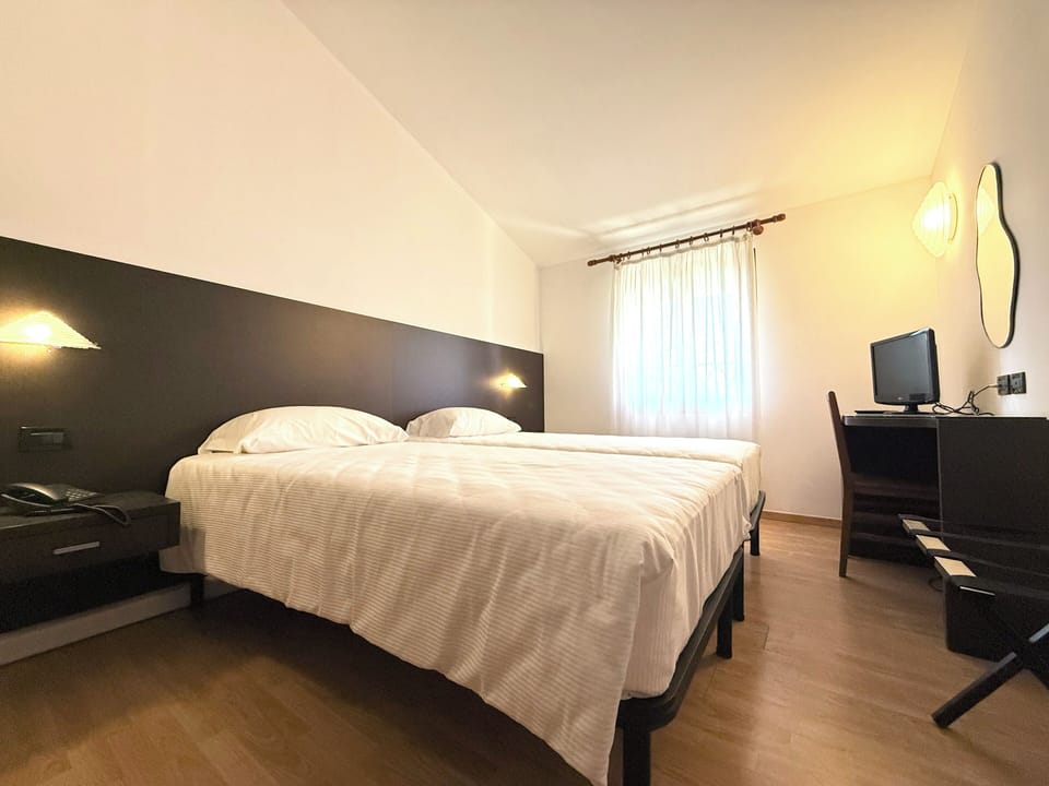 Deluxe Double Room | In-room safe, desk, WiFi (free)