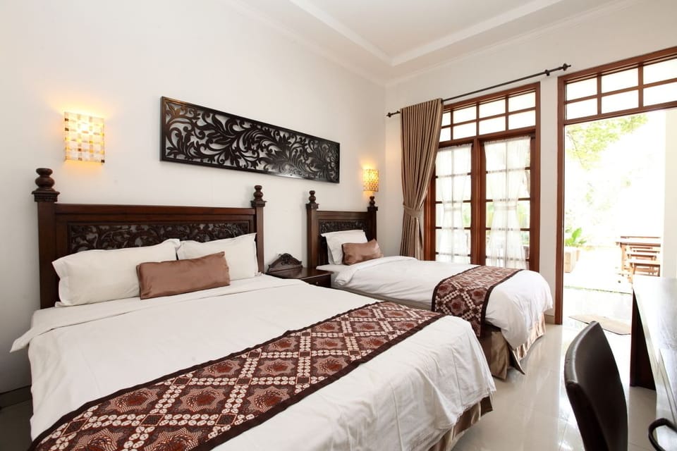 Family Room | Desk, free WiFi, bed sheets