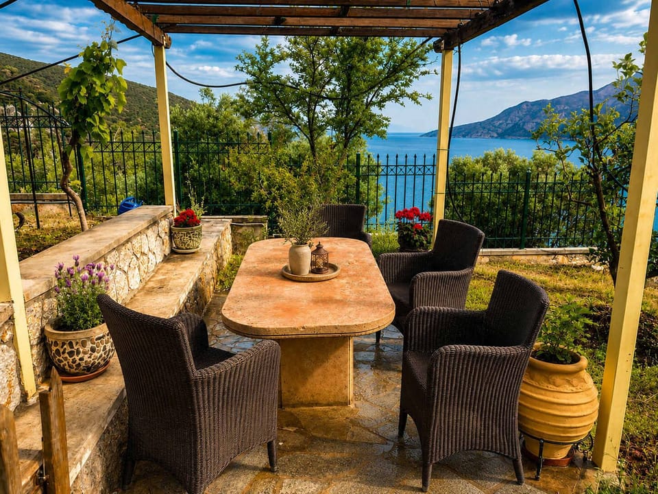 Outdoor dining with sea views 