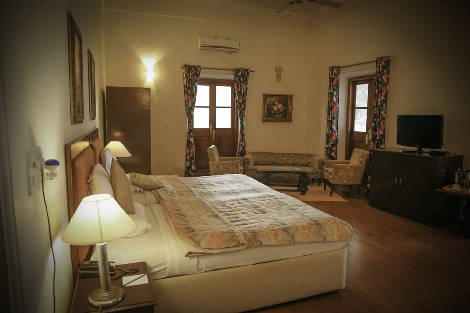 Royal Suite, 1 King Bed | Living room | TV