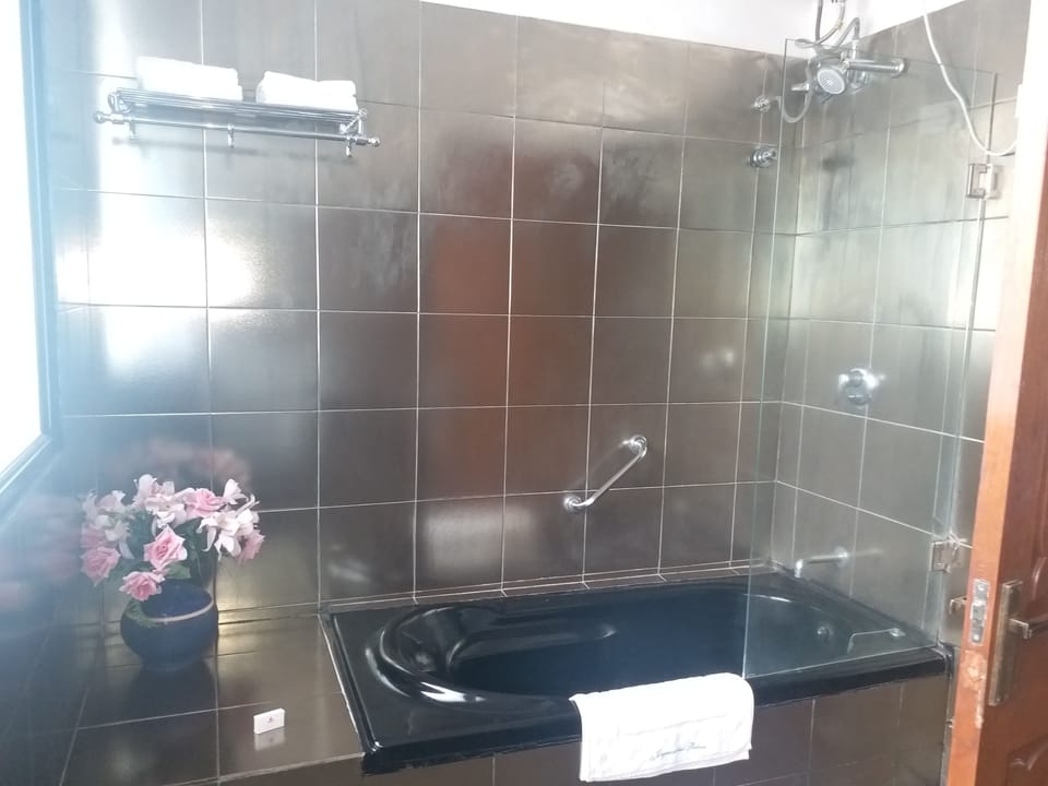 Royal Suite, 1 King Bed | Bathroom | Shower, free toiletries, hair dryer, bathrobes