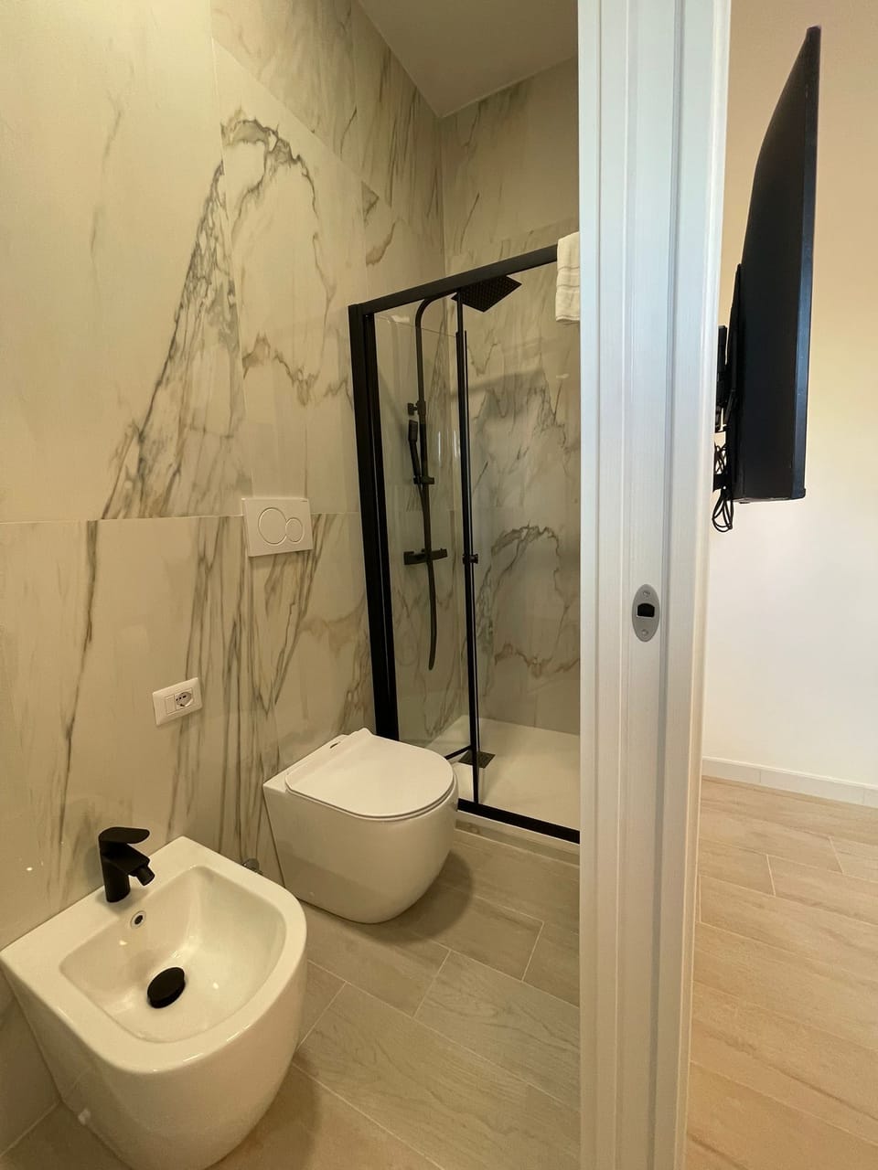 Double or Twin Room | Bathroom | Shower, hair dryer, shampoo, toilet paper
