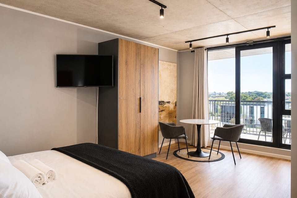 Deluxe Studio, Balcony, Courtyard View | Iron/ironing board, WiFi (free)