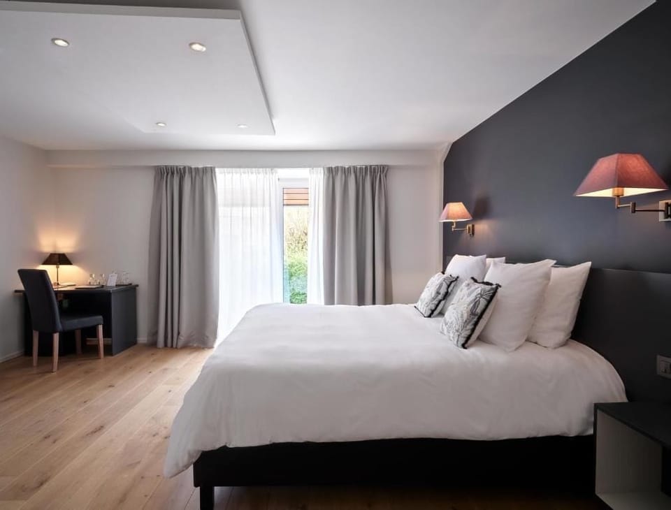 In-room safe, blackout drapes, soundproofing, WiFi (free)