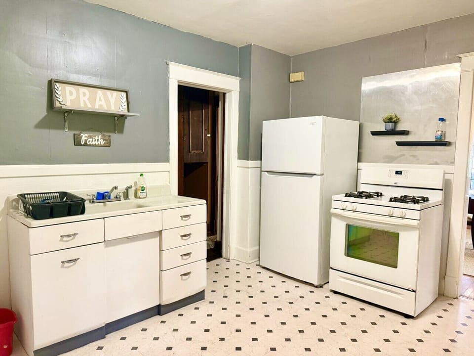 Step into this charming kitchen—modest in size, yet thoughtfully designed and fully equipped to handle all your culinary needs.