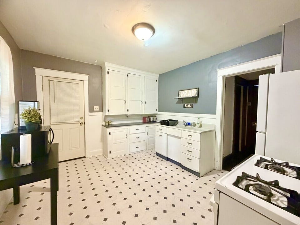 Step into this charming kitchen—modest in size, yet thoughtfully designed and fully equipped to handle all your culinary needs.