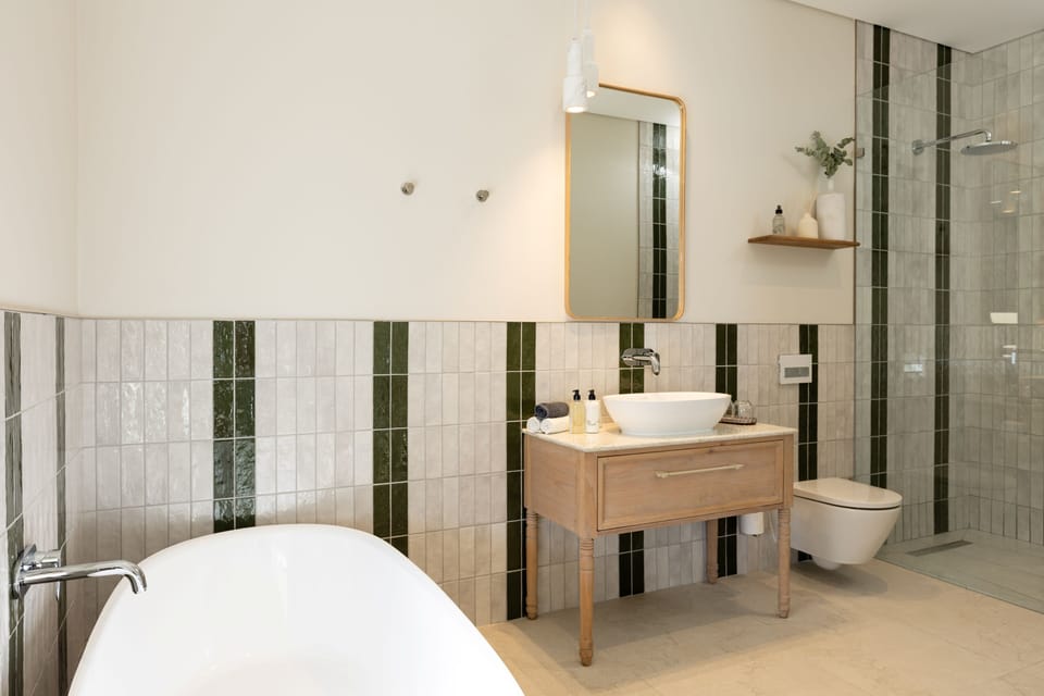 Deluxe Room, Mountain View | Bathroom | Free toiletries, hair dryer, slippers, towels