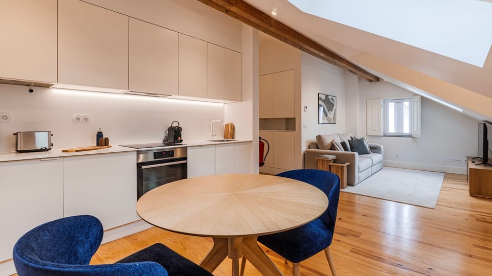 Enjoy the spacious open layout with a modern kitchen, dining area, and cozy lounge, designed for effortless living and quality time. #OpenPlan #ModernLiving #FamilyStay #HomeComfort #Portugal #PT #Sintra