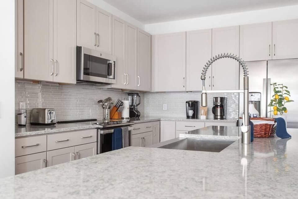 House, Multiple Beds (The Trendy In Park Circle Mins to DT ) | Private kitchen