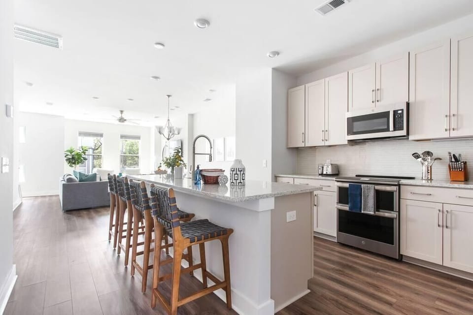 House, Multiple Beds (The Trendy In Park Circle Mins to DT ) | Private kitchen