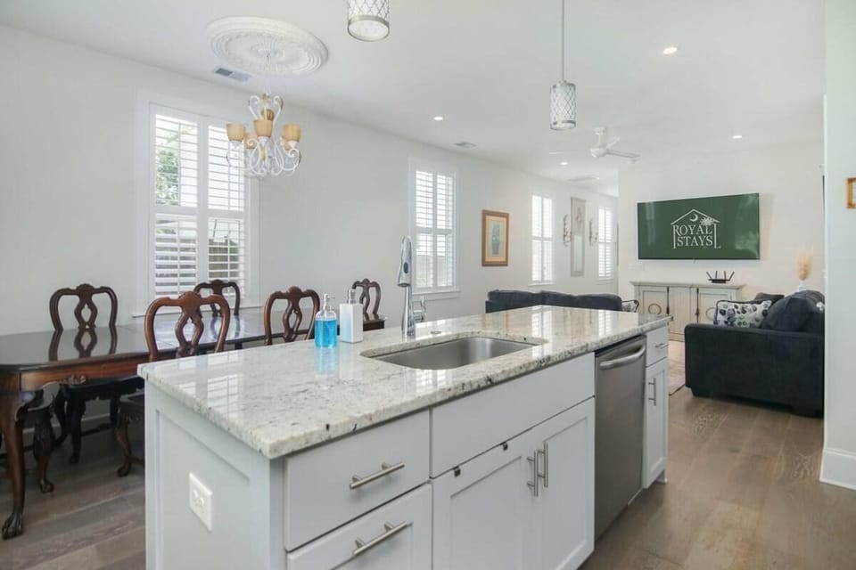 House, Multiple Beds (Holy City Charm-Mins To Dtwn-Beach & ) | Private kitchen