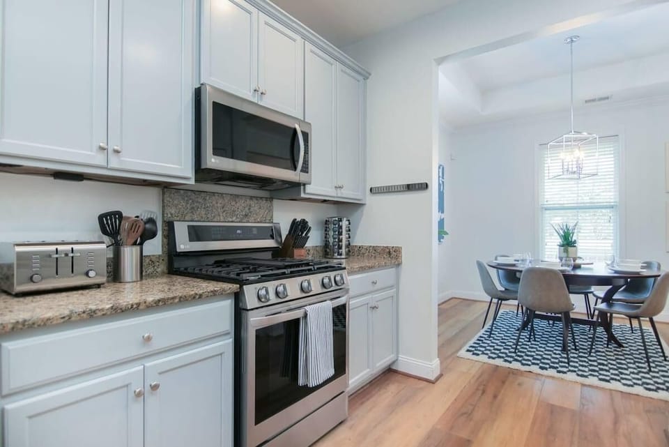 House, Multiple Beds (The Jade, Park Circle, Mins to Dwtn a) | Private kitchen