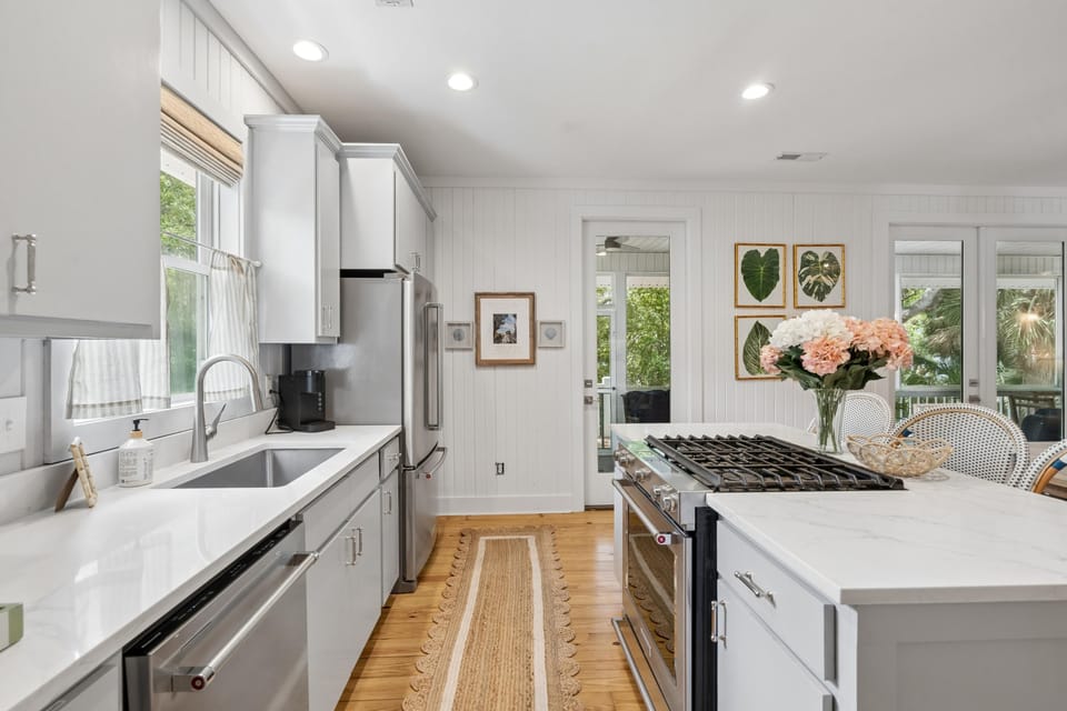 House, Multiple Beds (Chasing Waves | Heated Pool | 3 Min B) | Private kitchen