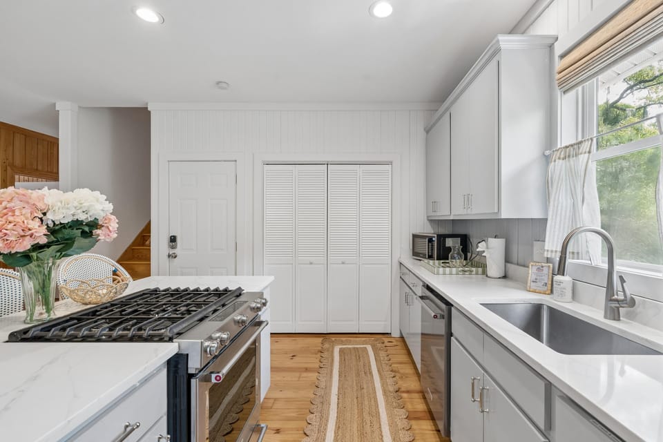 House, Multiple Beds (Chasing Waves | Heated Pool | 3 Min B) | Private kitchen