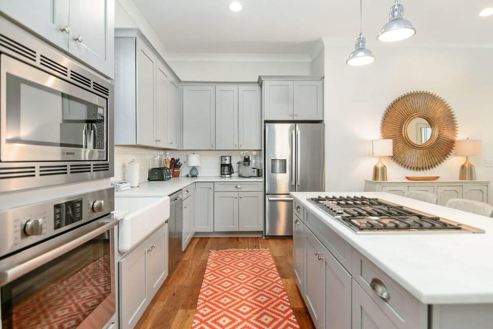 House, Multiple Beds (Shem Creek House- 5 Mins to Dtwn & Be) | Private kitchen