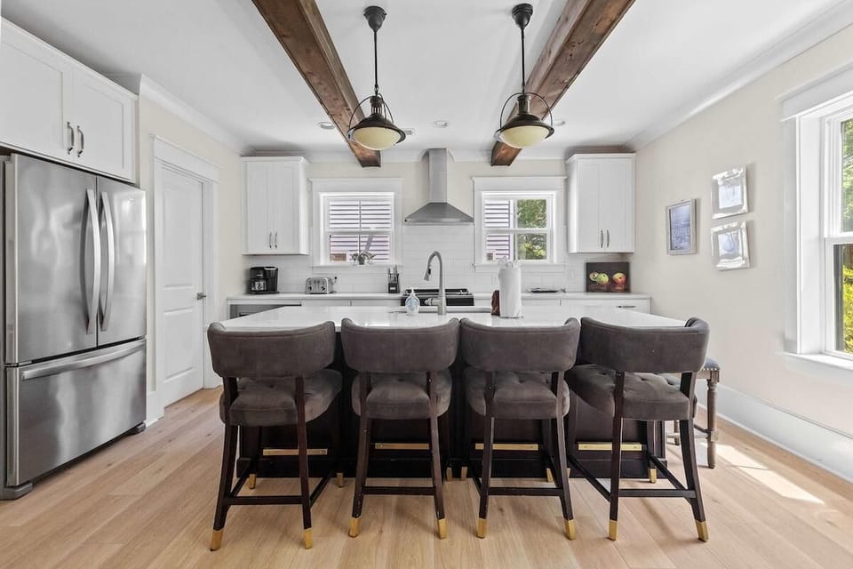 House, Multiple Beds (Mt Pleasant Beach Retreat- Mins to Be) | Private kitchen