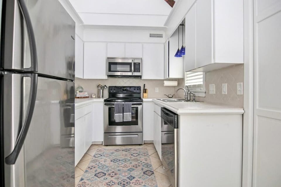 House, Multiple Beds (Sawyer's Landing- Mins to Beach & Dtw) | Private kitchen