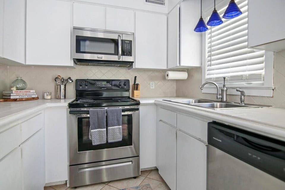 House, Multiple Beds (Sawyer's Landing- Mins to Beach & Dtw) | Private kitchen