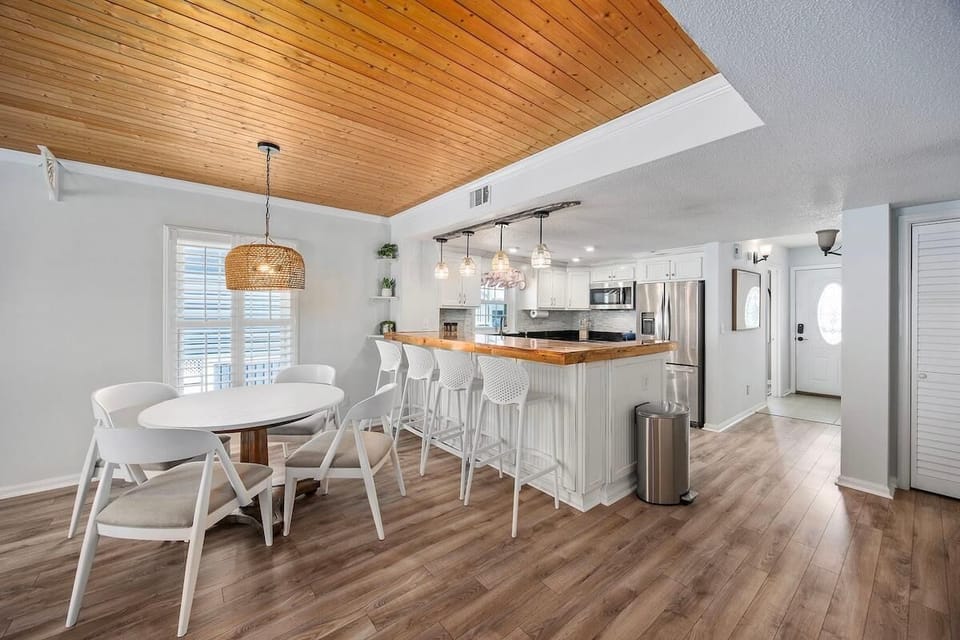 House, Multiple Beds (Grove Cove | Beach 2 Min | Dog-Friend) | Dining
