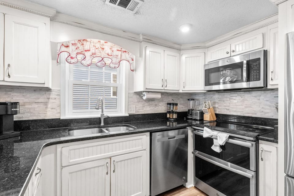 House, Multiple Beds (Grove Cove | Beach 2 Min | Dog-Friend) | Private kitchen