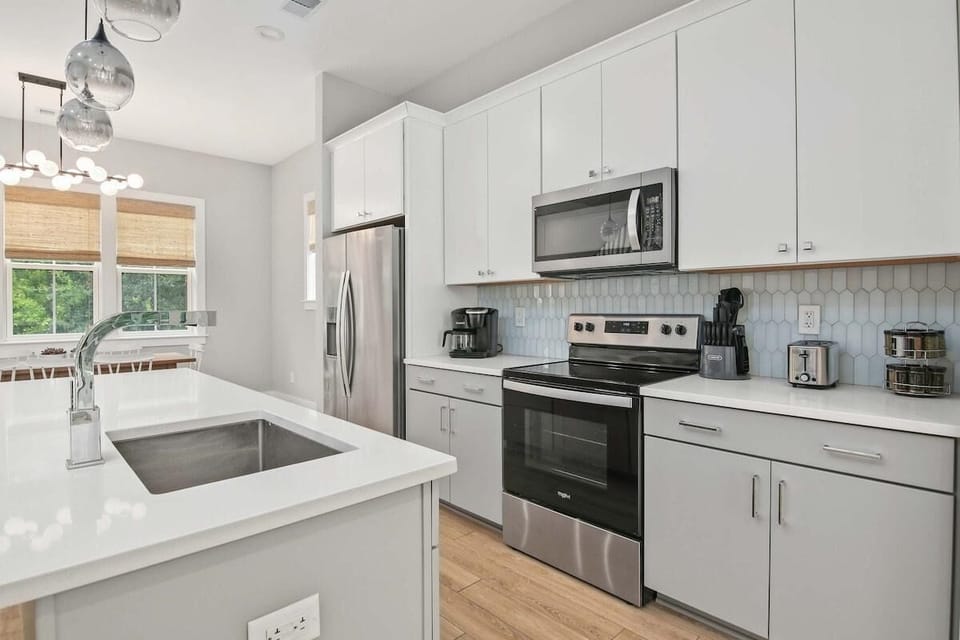 House, Multiple Beds (Sincerely Shem- 7 min to Beach and  D) | Private kitchen