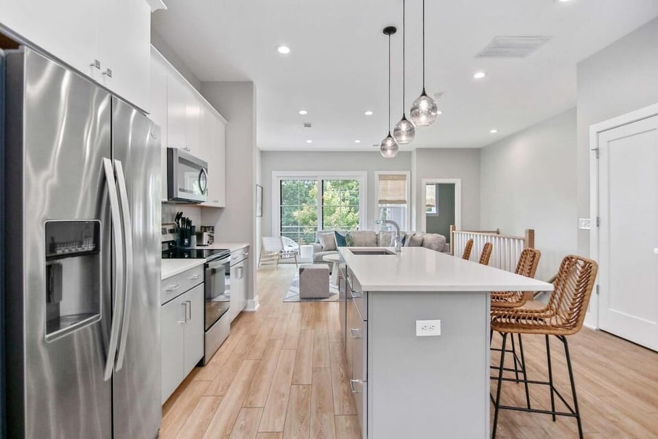 House, Multiple Beds (Sincerely Shem- 7 min to Beach and  D) | Private kitchen