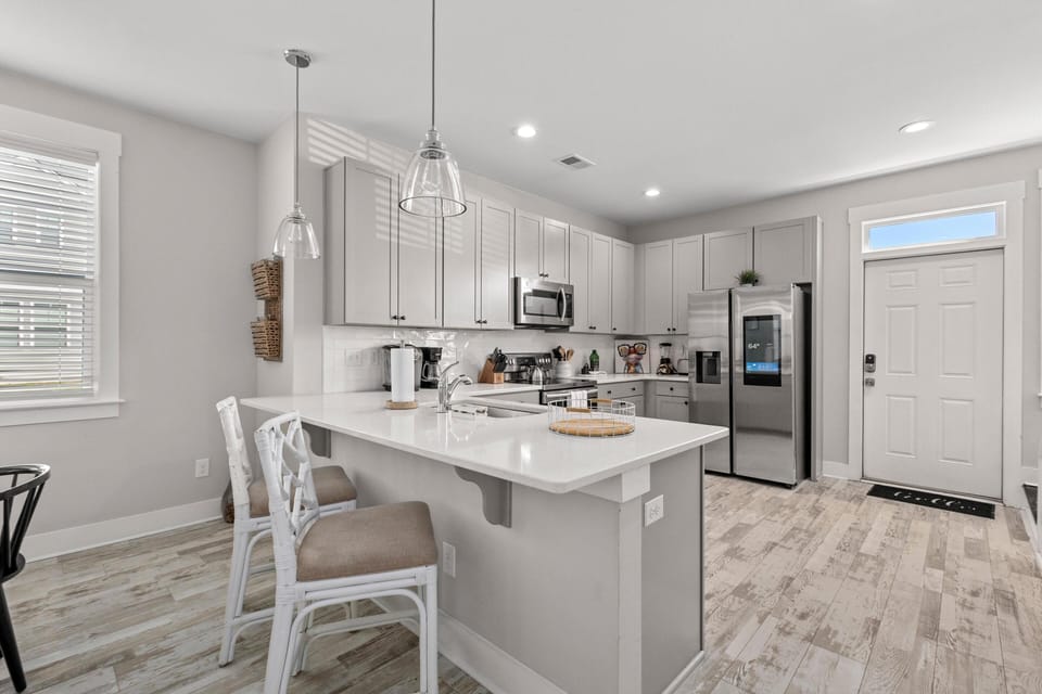 House, Multiple Beds (Creekside Bungalow-Park Circle-15m dt) | Private kitchen
