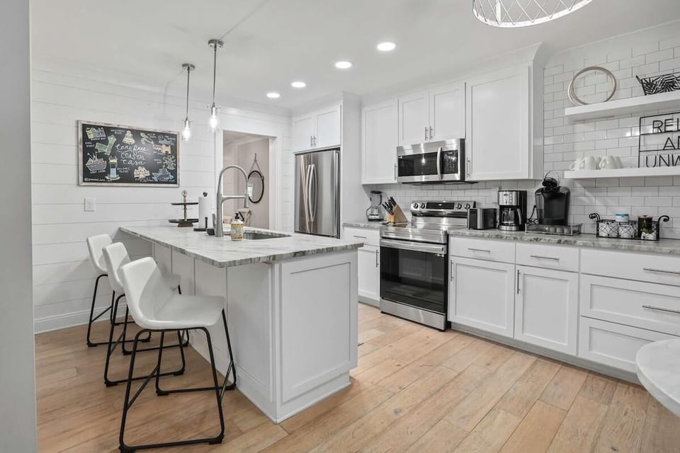 House, Multiple Beds (Coastal Casa-Old Village-5 mins to Be) | Private kitchen