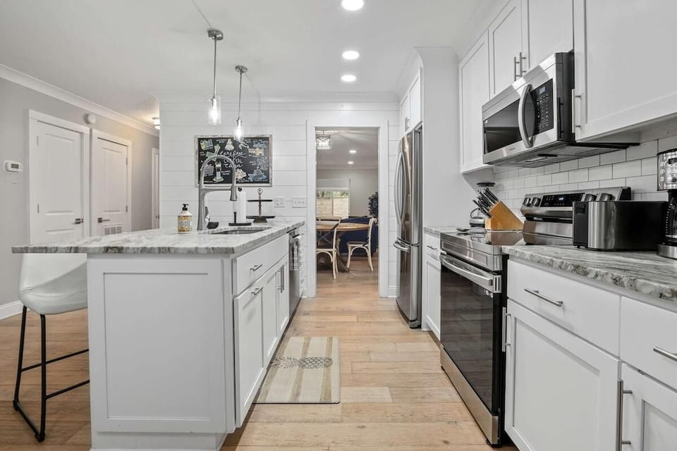 House, Multiple Beds (Coastal Casa-Old Village-5 mins to Be) | Private kitchen