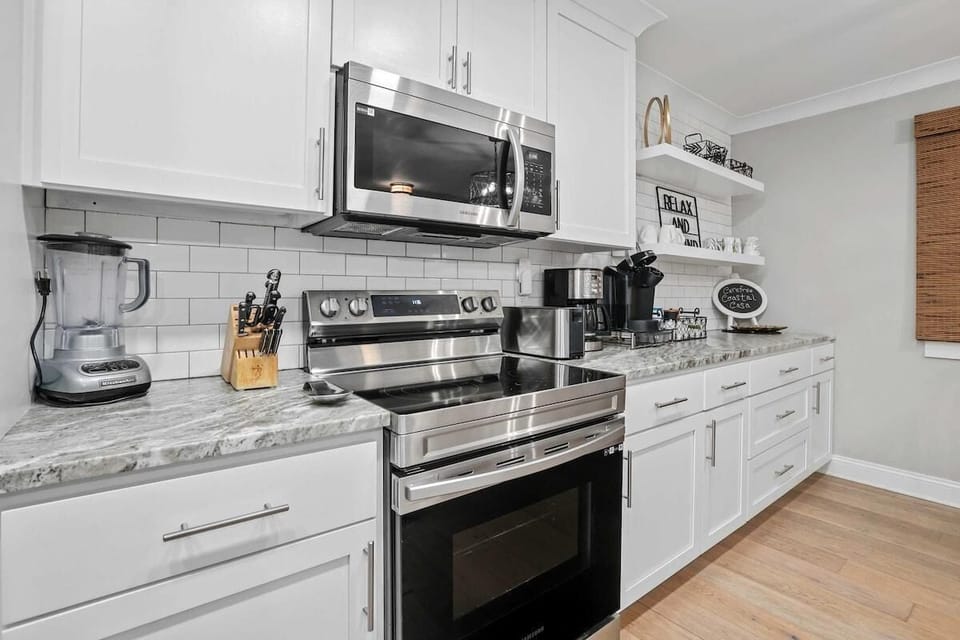 House, Multiple Beds (Coastal Casa-Old Village-5 mins to Be) | Private kitchen