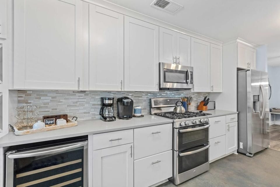House, Multiple Beds (The Costal Haven - 5 Min Beach, 15 Mi) | Private kitchen