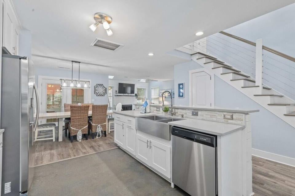 House, Multiple Beds (The Costal Haven - 5 Min Beach, 15 Mi) | Private kitchen