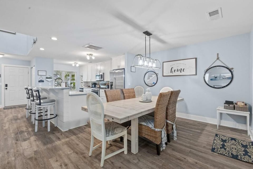 House, Multiple Beds (The Costal Haven - 5 Min Beach, 15 Mi) | Dining
