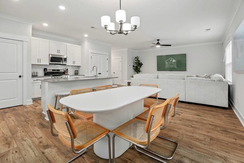 House, Multiple Beds (Candy Cloud- Pool- Park Circle, mins ) | Dining