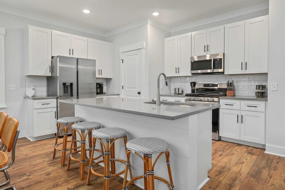 House, Multiple Beds (Candy Cloud- Pool- Park Circle, mins ) | Private kitchen