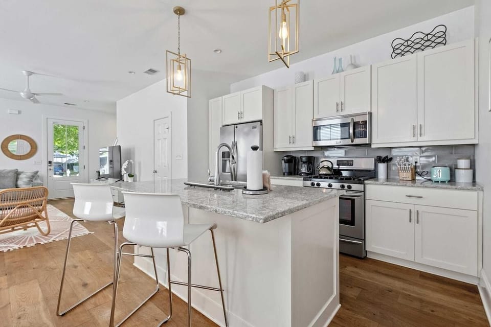 House, Multiple Beds (Sweet Retreat, Old Village, 5 mins to) | Private kitchen