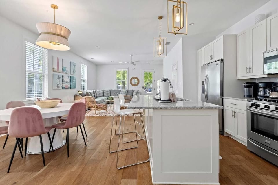 House, Multiple Beds (Sweet Retreat, Old Village, 5 mins to) | Private kitchen