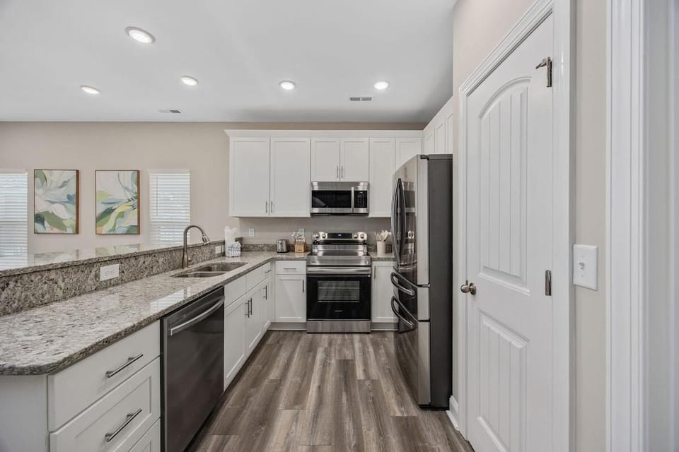 House, Multiple Beds (Capers Blade-Across Beach-Garage) | Private kitchen