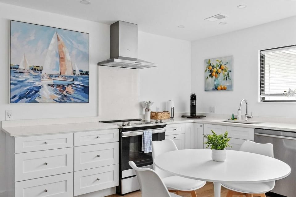 House, Multiple Beds (Suite Magnolia-Hot Tub-Pet Friendly, ) | Private kitchen
