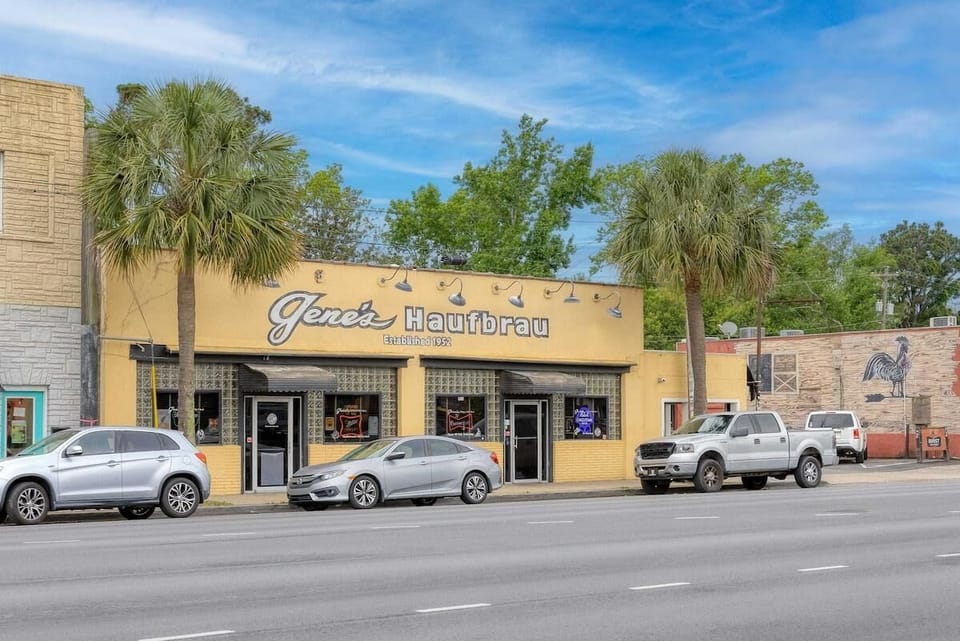 House, Multiple Beds (Suite Magnolia-Hot Tub-Pet Friendly, ) | Parking | Free self parking