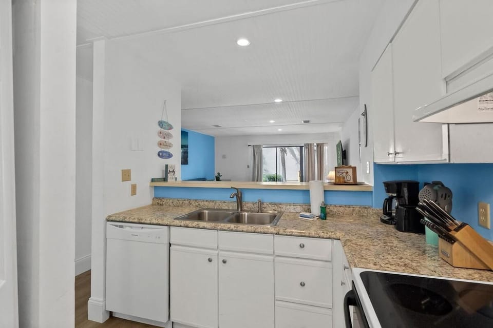 House, Multiple Beds (Myrtle Dunes- Across from Beach, Pet ) | Private kitchen