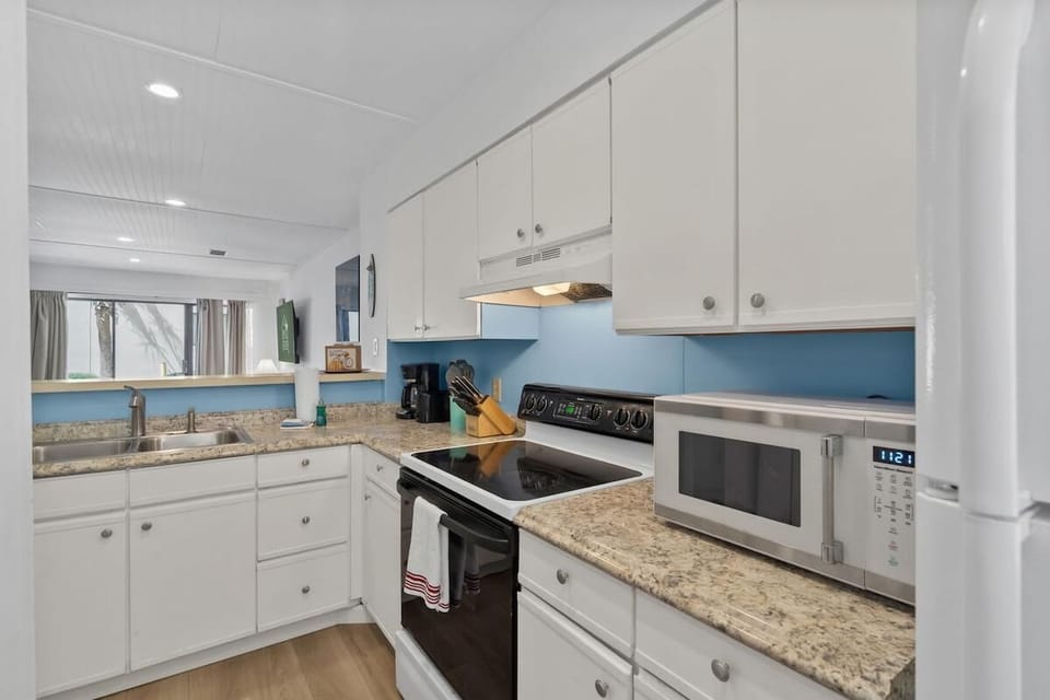 House, Multiple Beds (Myrtle Dunes- Across from Beach, Pet ) | Private kitchen
