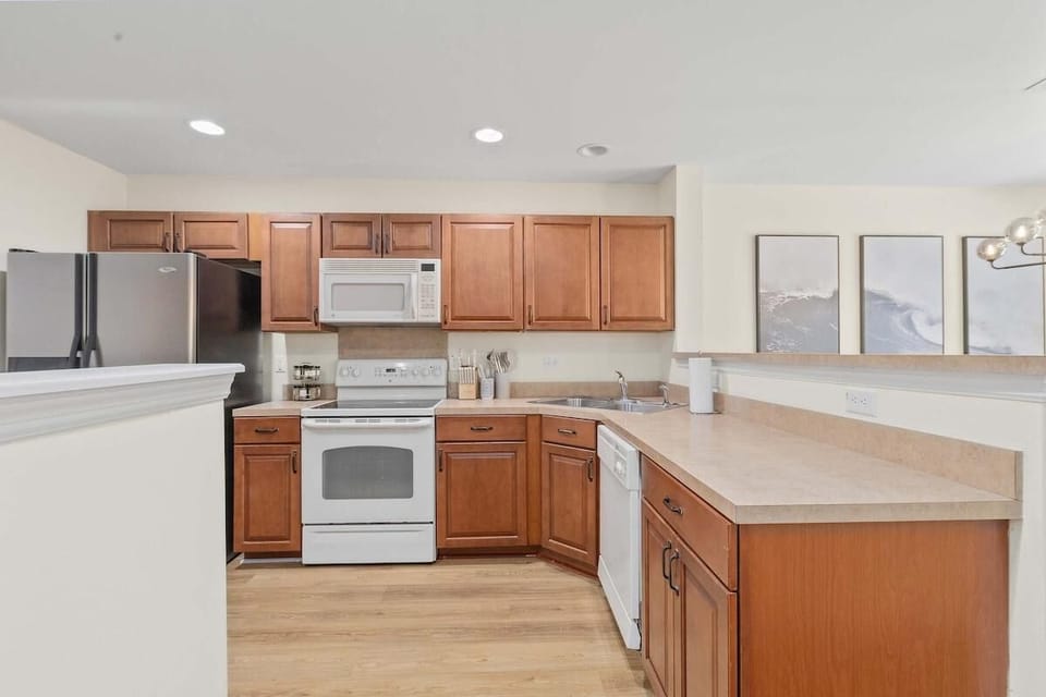 House, Multiple Beds (Queen Kelsey-Mins From Credit One-Pet) | Private kitchen