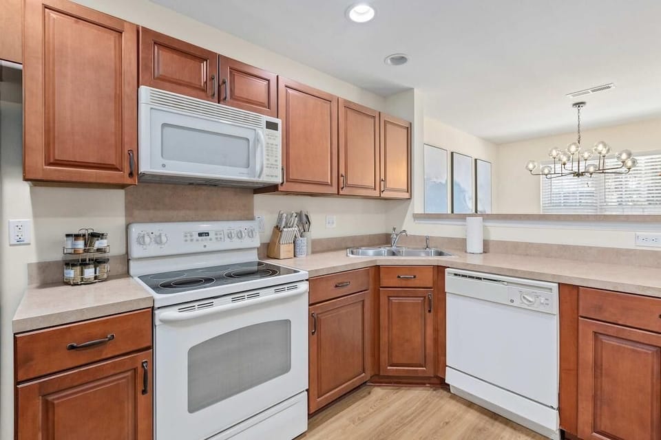 House, Multiple Beds (Queen Kelsey-Mins From Credit One-Pet) | Private kitchen