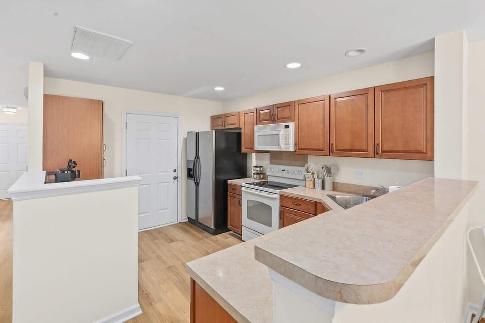 House, Multiple Beds (Queen Kelsey-Mins From Credit One-Pet) | Private kitchen