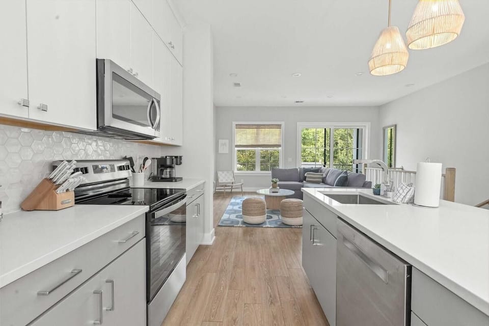House, Multiple Beds (Sincerely Shem II- 7 min to Beach and) | Private kitchen