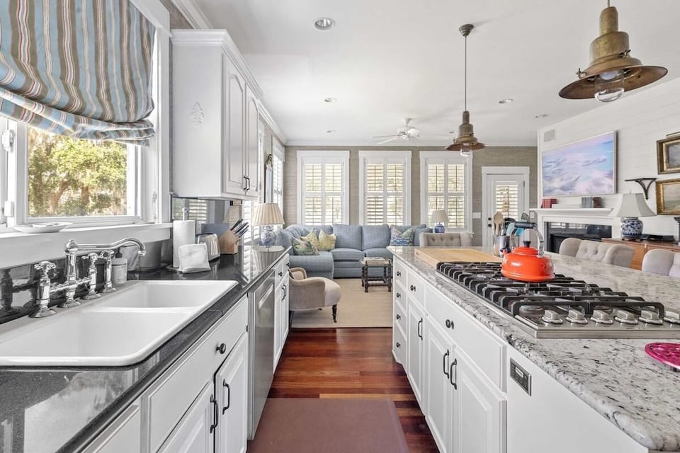 House, Multiple Beds (Boview Hall- Pool, Hot Tub-15 mins to) | Private kitchen