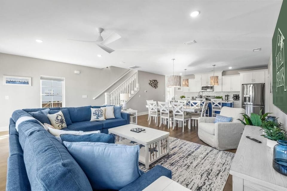 House, Multiple Beds (Almost Heaven on Sunset-Pool-Walk to ) | Living area