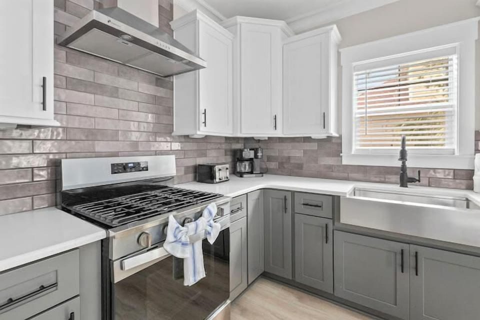 House, Multiple Beds (Beach Belle- Pet Friendly- Luxury Edi) | Private kitchen