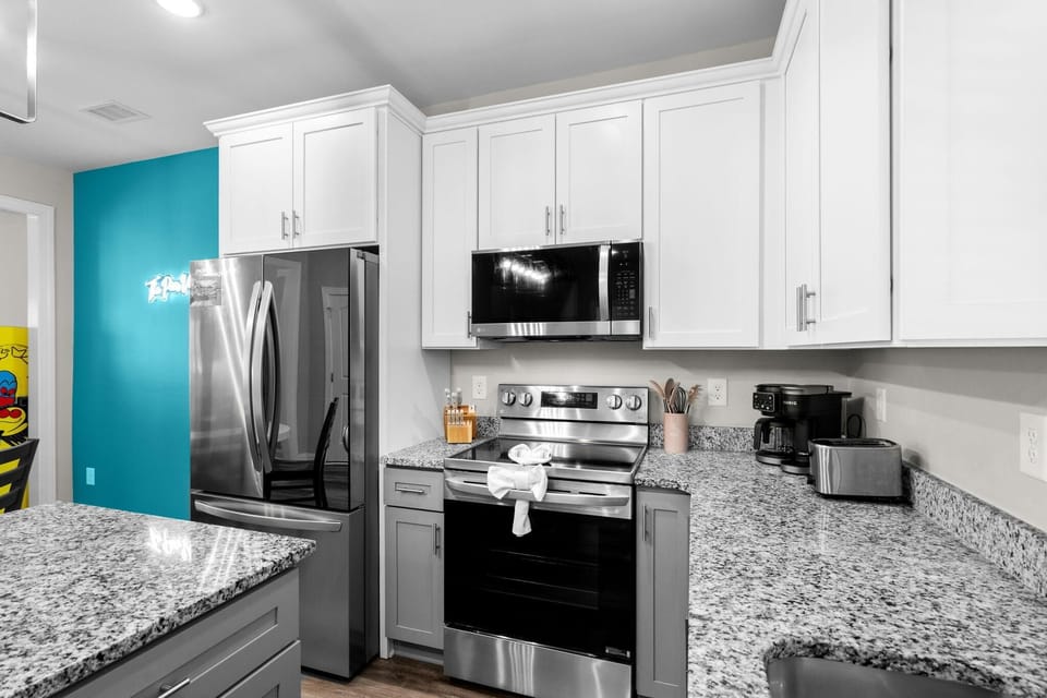 House, Multiple Beds (Pier View-Sleeps 10-Pets-Walk to Beac) | Private kitchen
